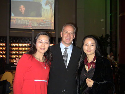 A foreign man with beautiful Shenzhen women.