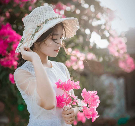 A Chinese girl holding flowers.