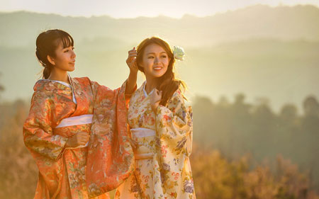 Two beautiful Chinese women in traditional Chinese clothes.