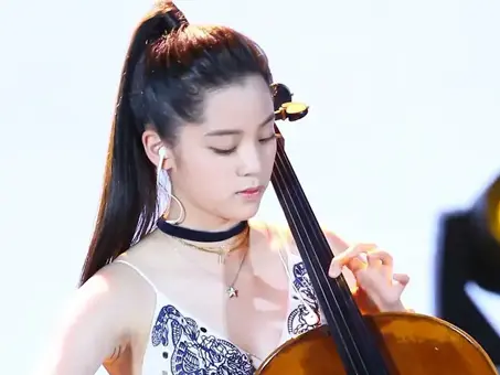 Ouyang Nana playing the cello.
