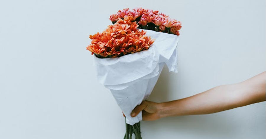 hand holding a bouquet of flowers